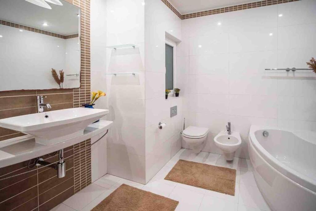 Pembroke St Julians Luxury, Comfort, Location 外观 照片